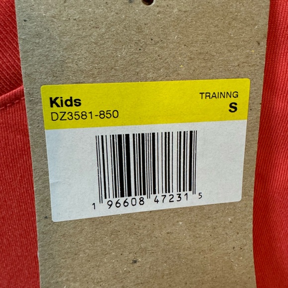 The Nike Tee T-Shirt. Size S Kids. New with tags. - Picture 3 of 4